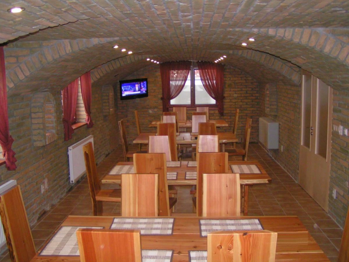 Hotel Aquasleep II Veľký Meder Esterno foto